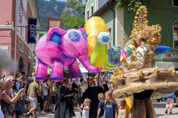 FESTIVALOVÝ PRŮVOD