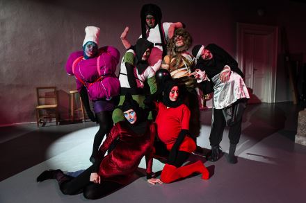 KATEDRA NONVERBÁLNÍHO DIVADLA HAMU: MÁMA ŘEKLA, SKOČ DO KROKODÝLÍ TLAMY (1)