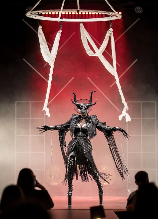 ZORYA BLUE & IVY AIRY:BLUE SECRET SHOW